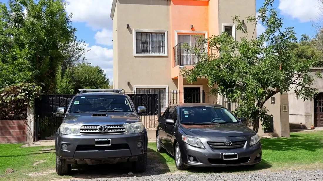 Autos estacionados de forma segura dentro del predio de La Escapada en San Vicente